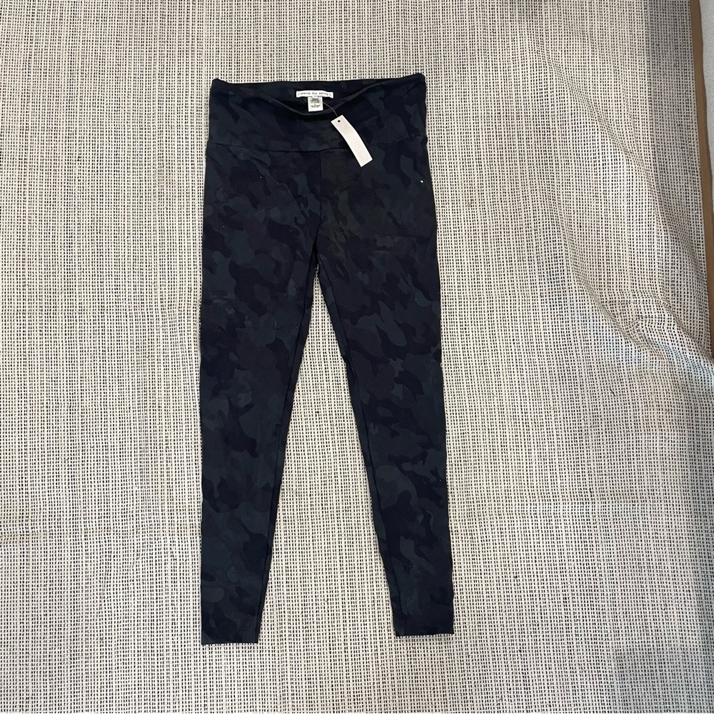 SEARCH FOR SANITY Women's Black Camo Yoga Pants Size L